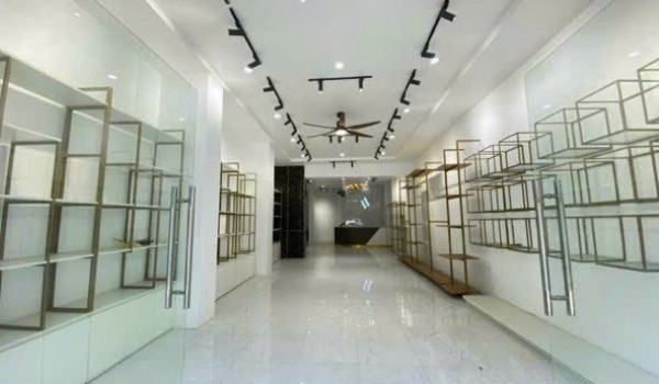 4층짜리 주택 임대, 한시장에서 20미터