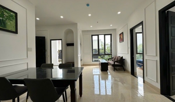 총 6층짜리 양면의 아파트 건물